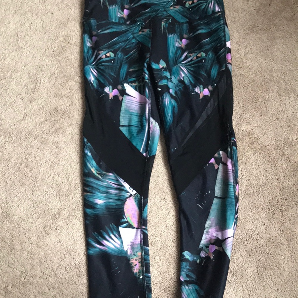Fabletics Workout Capris Size Small - image 1